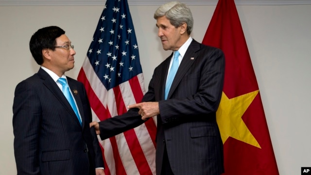 Hôm 10 tháng 10, Ngoại trưởng Mỹ John Kerry đã ký một hiệp định hợp tác dân sự với Bộ trưởng Ngoại giao Việt Nam Phạm Bình Minh bên lề hội nghị thượng đỉnh của các nhà lãnh đạo Á châu Thái bình dương tại Brunei.