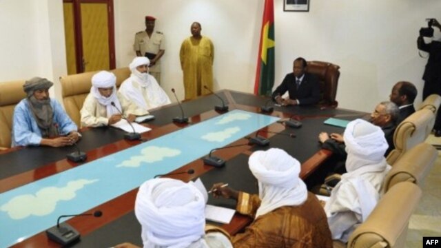 Lead negotiator Burkina Faso President  Blaise Compaore (C) meets with Mali delegations Nov 16, 2012 in Ouagadougou