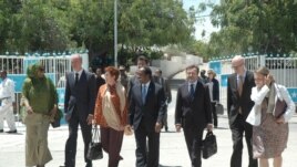 Madaxda Soomaalida iyo safiirada cusub oo albaabka madaxtooyada lugeynaya
