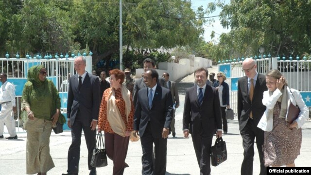 Madaxda Soomaalida iyo safiirada cusub oo albaabka madaxtooyada lugeynaya