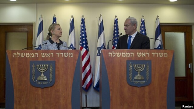 Israel's Prime Minister Benjamin Netanyahu (R) and U.S. Secretary of State Hillary Clinton deliver joint statements in Jerusalem November 20, 2012. The United States signalled on Tuesday that a Gaza truce could take days to achieve after Hamas, the Palest