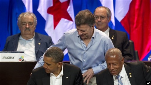 Presiden Obama (depan kiri) bersama para pemimpin  benua Amerika saat menghadiri KTT di Cartagena, Kolombia (14/4).