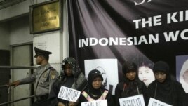 Sejumlah aktivis perempuan melakukan unjuk rasa di depan Kedutaan Arab Saudi di Jakarta memprotes penganiayaan 4 TKW di Saudi (foto: dok).