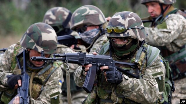 Soldados ucranianos toman parte de un ejercicio en el centro de entrenamiento militar en las afueras de Zhytomyr, a 150 kilómetros de Kiev.