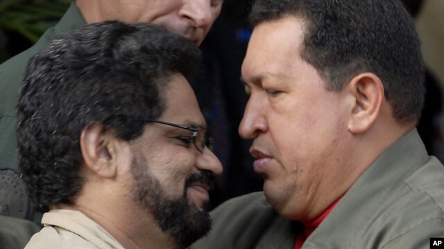Sobre el principal negociador de las FARC, Iván Márquez (en la foto con el presidente Hugo Chávez), pesan 28 condenas a prisión.  