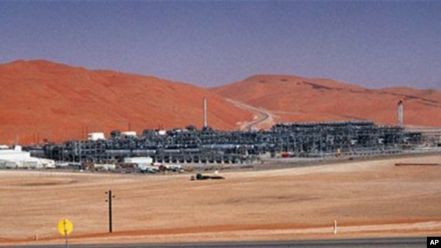 Industrial plant strips natural gas from crude oil at Saudi Aramco's Shaybah oil field, Shaybah, Saudi Arabia (file photo).