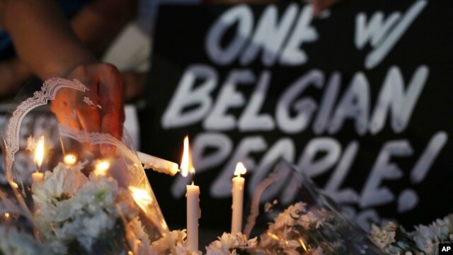 Los tributos florales continúan llegando para las víctimas de los ataques terroristas de la semana pasada en Bruselas. 