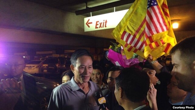 Blogger Điếu Cày Nguyễn Văn Hải trả lời báo giới tại phi trường Los Angeles tối ngày 21/10/2014. (Ảnh: Dan Lam Bao)