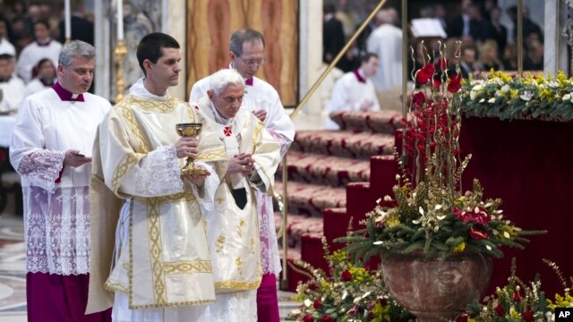 Paus Benediktus XVI bersiap untuk memberikan komuni dalam misa perayaan Tahun Baru di Gereja Basilika Santo Peter di Vatican, January 1, 2013. (AP Photo/Andrew Medichini)