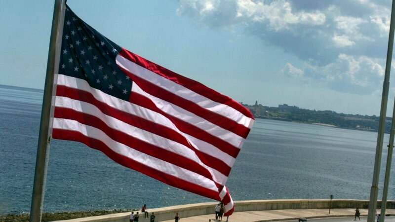Керри поднял американский флаг над посольством США на Кубе
