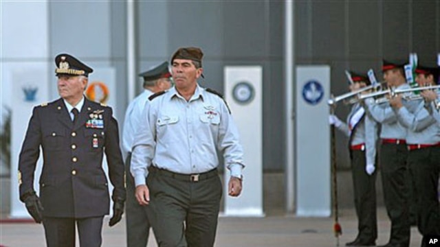 Italy's Chief of Staff Gen. Vincenzo Camporini, left, walks with Israel's Chief of Staff Lt. Gen. Gabi Ashkenazi during a welcoming ceremony in Tel Aviv, Israel, Dec 27, 2010 (File Photo)