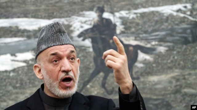 Presiden Afghanistan Hamid Karzai dalam konferensi pers di Istana Kepresidenan, Kabul, Afghanistan (14/1).