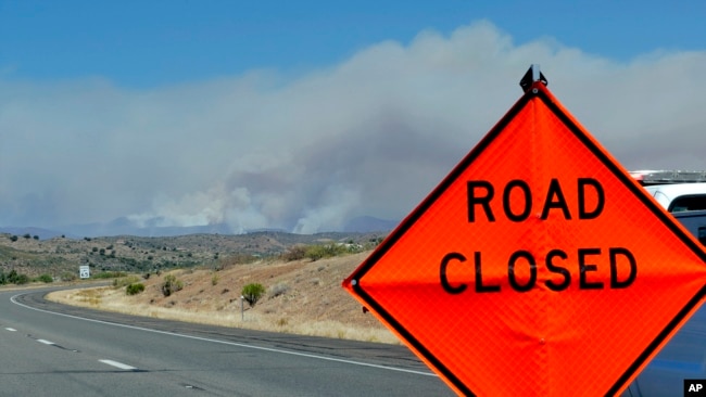 Un incendio forestal cerca de Mayer, Arizona, ha forzado al cierre de una carretera.