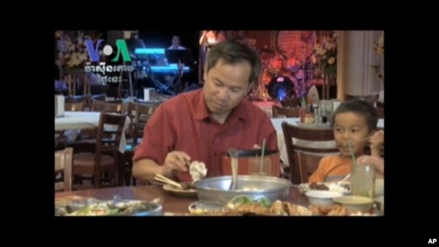 A group of Cambodian-American university students met at a local Long Beach restaurant over the Christmas holiday to share their experiences, so that when they enter the professional world, they’ll have a Cambodian network.