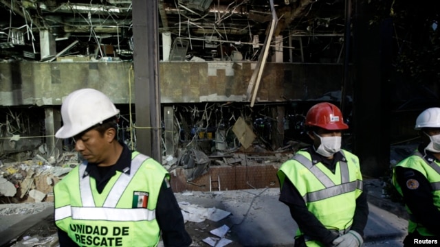 Hiện trường sau vụ nổ bên trong trụ sở công ty dầu khí Pemex ở Mexico City, ngày 1/2/2013.