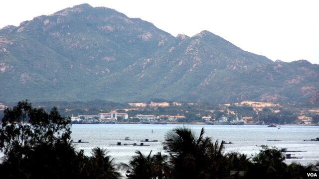 Cảng Cam Ranh, Việt Nam (D. Schearf/VOA)