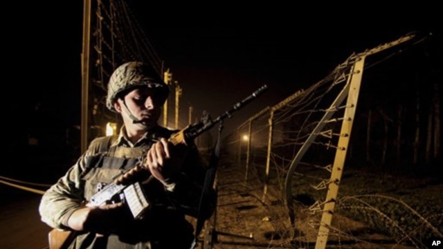Binh sĩ biên phòng Ấn Độ (BSF) canh gác tại Garh, khoảng 27 km (17 dặm) về phía nam Jammu, Ấn Độ, ngày 10/1/2013.