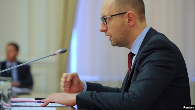 Ukrainian Prime Minister Arseny Yatseniuk chairs a meeting in Kyiv, Apr. 25, 2014.