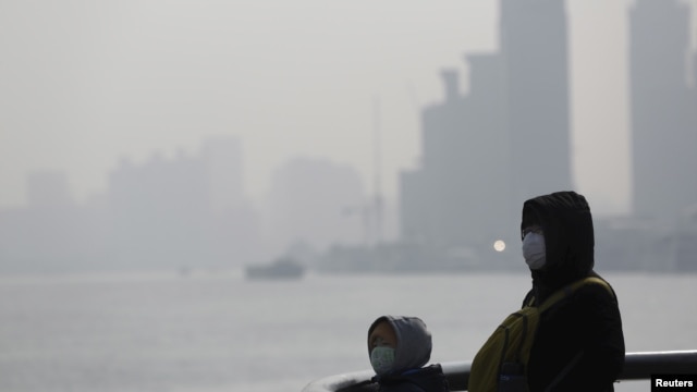 Người dân đeo khẩu trang chống ô nhiễm ở Thượng Hải, Trung Quốc, 19/1/2016.