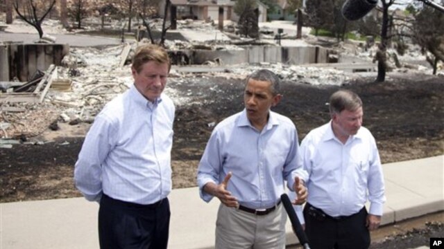 Tổng thống Barack Obama (giữa), Thị trưởng Colorado Springs Steve Bach (trái), và dân biểu Cộng hòa bang Colorado Doug Lamborn nói chuyện với các phóng viên báo chí tại Mountain Shadow nơi bị cháy rừng tàn phá, ngày 29 tháng 6, 2012