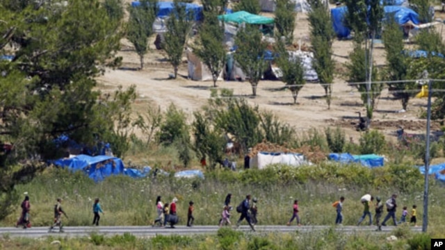 Syrian refugees enter Turkey near the Turkish village of Guvecci, June 23, 2011