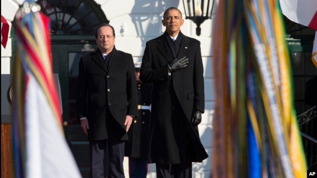 Tổng thống Pháp Francois Hollande được chào đón trong một buổi lễ truyền thống tại Sân cỏ phía Nam Tòa Bạch Ốc, ngày 11/2/2014. 