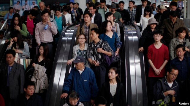 走进上海人民广场地铁站的乘客（资料图片）