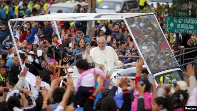 Đám đông chào đón Đức Giáo Hoàng tại Quito, Ecuador, ngày 5/7/2015.