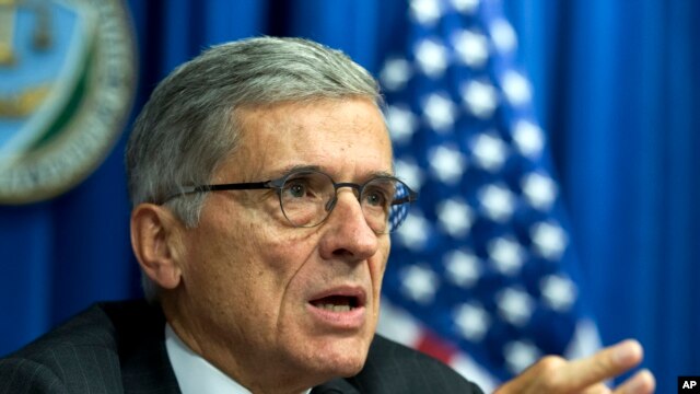 Chủ tịch FCC Tom Wheeler nói chuyện tại một cuộc họp báo