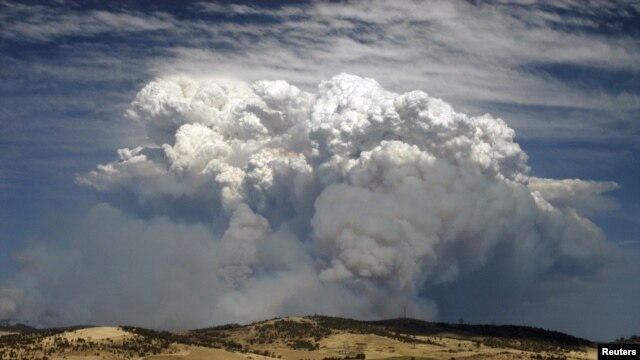 Khói của đám cháy rừng ở Hobart, bang đảo Tasmaniain, Australia, 4/1/2013