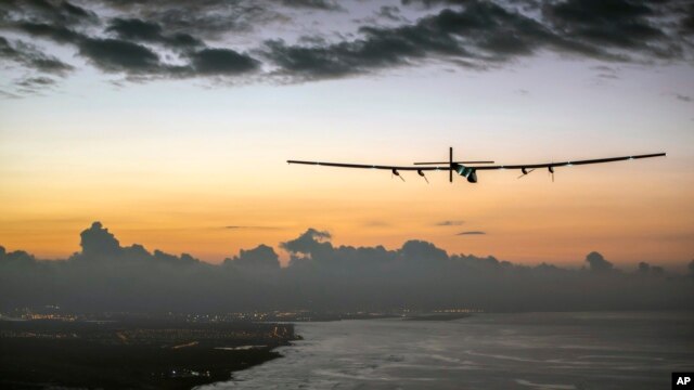 Máy bay năng lượng mặt trời Solar Impulse 2 chuẩn bị đáp xuống Sân bay Kalaeloa gần Honolulu, thứ Sáu, 3/7/2015.