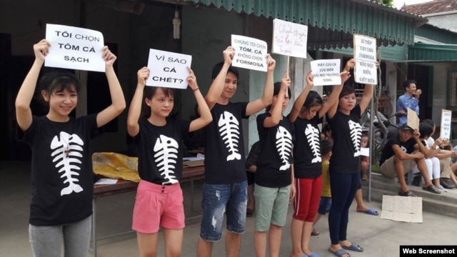 Một số người biểu tình vì cá chết ở Nghệ An hôm 15/5. 