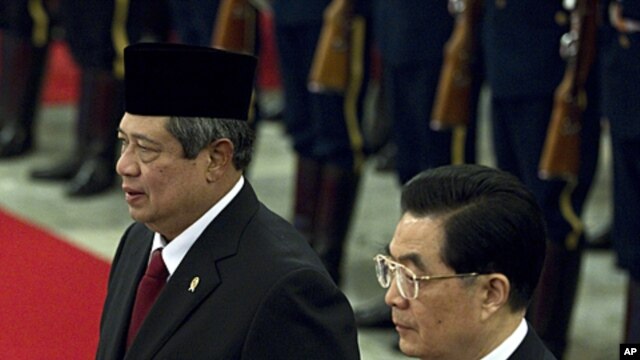 Chinese President Hu Jintao, right, and Indonesian President Susilo Bambang Yudhoyono, left, walk together during a welcome ceremony at the Great Hall of the People in Beijing, China, March 23, 2012.