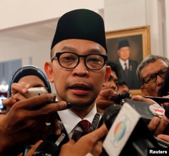 Menkeu RI, Muhammad Chatib Basri sesaat seusai upacara pengambilan sumpah di Istana Negara (21/5). 