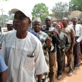 Voters queue to cast their vote during the governorship election at Ekulobia district in Anambra State, Nigeria, 06 Feb 2010