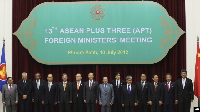  ASEAN countries' foreign ministers pose during a photo session at the 45th Association of Foreign Ministers' Plus Three Meeting in Phnom Penh, Cambodia, July 10, 2012. . 