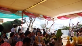 Buddhist perform a ceremony to officially retire Sambo, Phnom Penh, Cambodia, Nov. 25, 2014. (Kong Sothanarith/VOA)