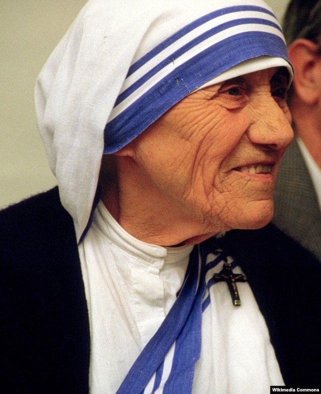 Mẹ Teresa chăm sóc người nghèo, bệnh tật, trẻ mồ côi... trong hơn 40 năm