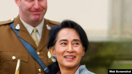 ေဒၚေအာင္ဆန္းစုၾကည္ ေတာ္ဝင္စစ္ကၠသိုလ္ကို ေရာက္၇ွိစဥ္။