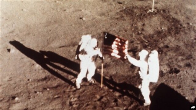 La única bandera que no logró sobrevivir fue la del Apolo XI.