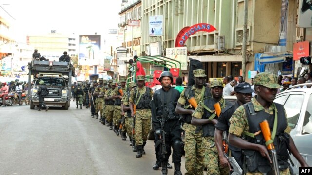 Jeshi la Uganda UPDF na polisi wakifanya doria katika mji mkuu Kampala Uganda.