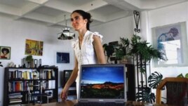 Yoani Sánchez ahora podrá traspasar las fronteras de Cuba no solo a través de sus artículos en internet y dijo que tiene muchos deseos de aprender.