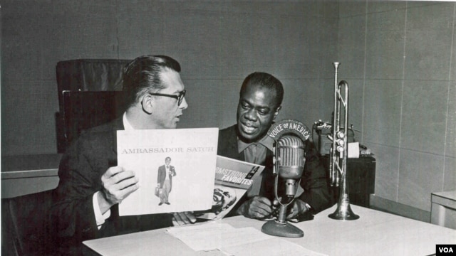 Willis Conover interviewing Louis Armstrong at VOA