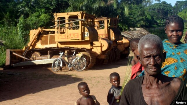 Congolese people standing in front of two bulldozers in Yayolo, Democratic Republic of Congo, October 2004. (file photo)