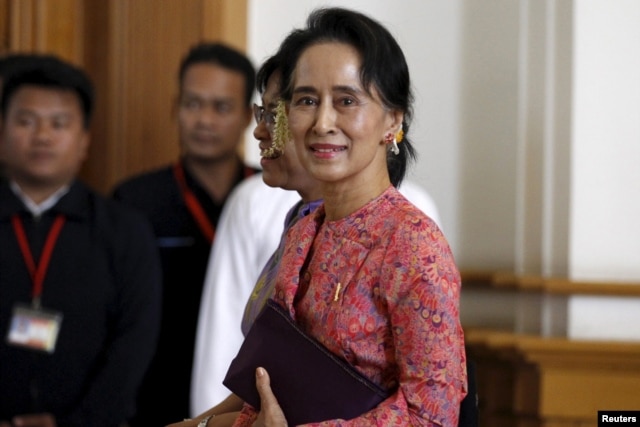 Bà Suu Kyi đã thực hiện nhiều cuộc họp với Tư lệnh Quân đội, Đại tướng Min Aung Hlaing, để bàn về cơ cấu của chính phủ mới, trong đó có một thoả hiệp để bà lên giữ chức tổng thống.