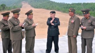 ေျမာက္ကိုရီးယားေခါင္းေဆာင္ Kim Jong-Un (လယ္)။