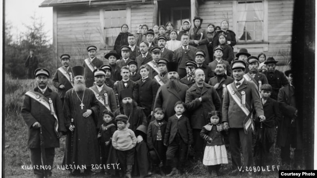 Фото: Прихожане православной церкви Киллисну. 1904–1905. Фото Винсента Соболеффа. Courtesy of the Alaska State Library 
