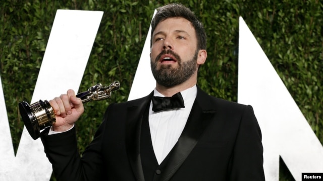 Ben Affleck celebra su Óscar a la Mejor Película, por "Argo", que dirigió y produjo.