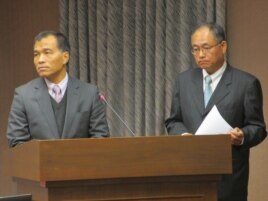 台湾交通部长叶匡时(左)在立法院接受质询(美国之音 张永泰)