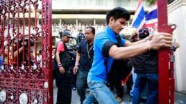 အစိုးရဆန္႔က်င္ေရးဆႏၵျပသူတစ္ဦးက ရဲစခန္းအတြင္း ဝင္ေရာက္ဆႏၵျပဖို႔ႀကိဳးပမ္းတဲ့အေနနဲ႔ ရဲစခန္းအဝင္တခါးကို ဖြင့္စဥ္၊ (ဇန္နဝါရီ ၁၈၊ ၂၀၁၄)